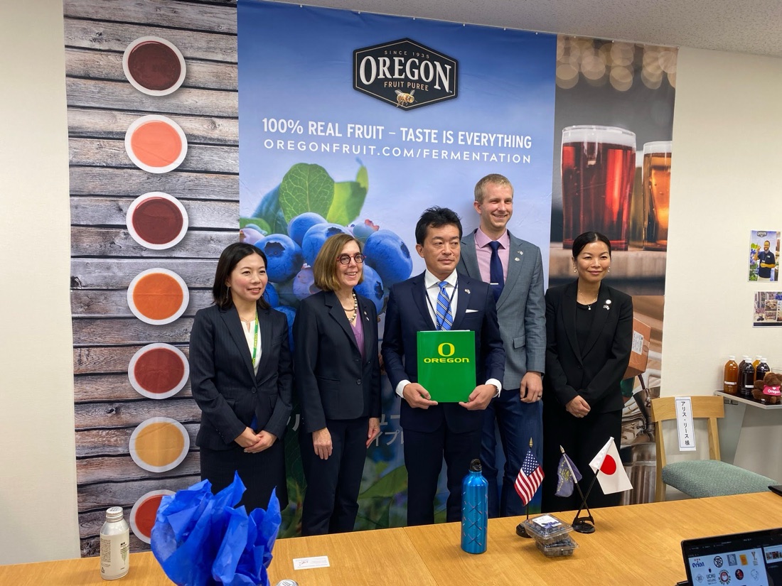 Signing for fruit from Oregon, USA